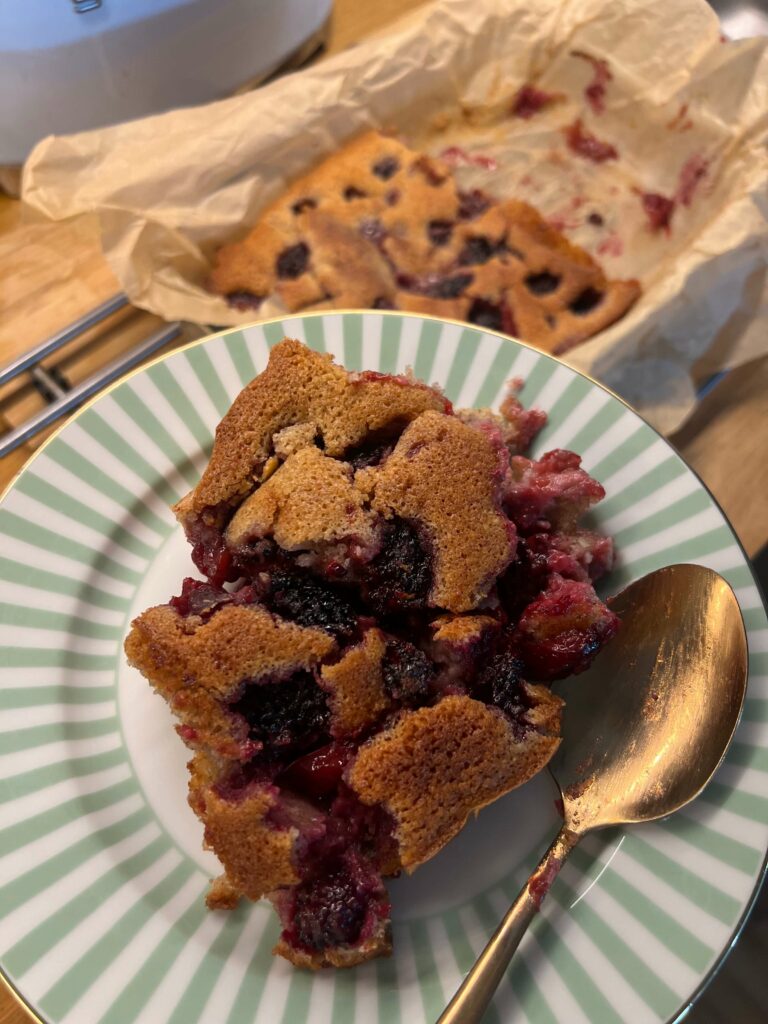 ciasto ze śliwkami i jeżynami