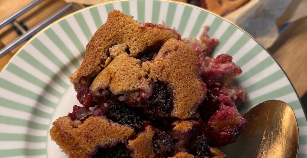 ciasto ze śliwkami i jeżynami